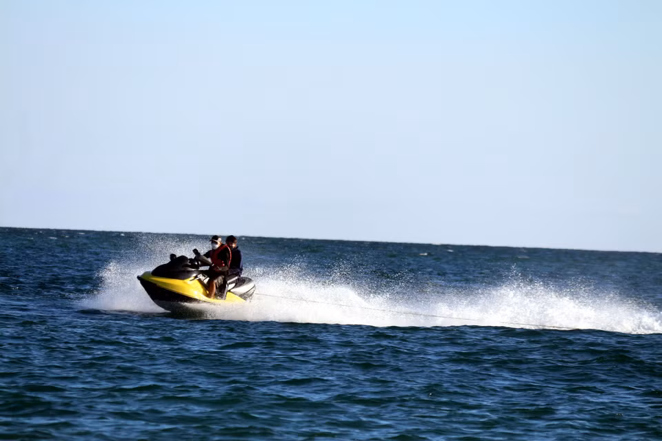 Los visitantes experimentan el servicio de motos acuáticas en una playa de la isla Co To (Fuente: VNA)