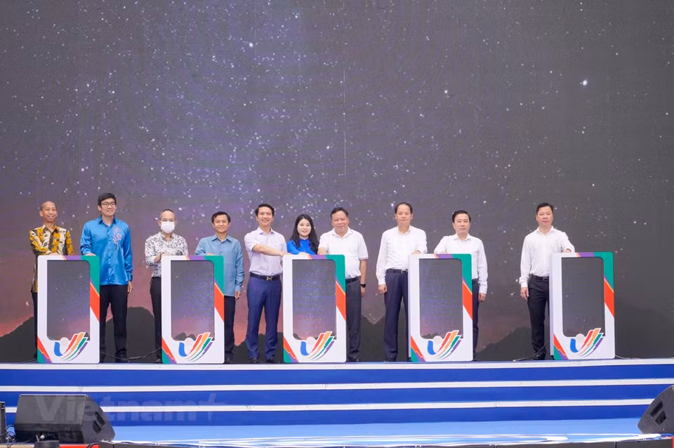 Más de 11 mil jóvenes procedentes de los 11 países regionales y voluntarios de SEA Games 31 confluyeron en el Festival de la Juventud del Sudeste Asiático 2022, un evento previo a la magna cita deportiva que se llevará a cabo del 12 al 23 de mayo, en la capital y otras 11 localidades vietnamitas. La fiesta tuvo como objetivo promover la imagen de Hanoi y Vietnam ante los amigos regionales e internacionales, contribuyendo así a fortalecer la paz regional y por un Sudeste Asiático de solidaridad, amistad y prosperidad. Los visitantes tuvieron oportunidad de unirse en una amplia gama de actividades, incluida una exposición sobre flores y vestidos nacionales, programas de cultura y gastronomía de diversos países, caminatas, concurso de pintura y una gala de arte, entre otros (Foto: Vietnam+) 