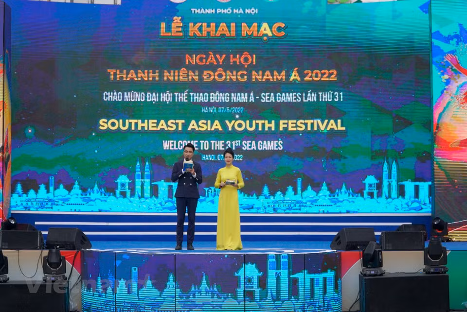 Alrededor del Lago Hoan Kiem, de Hanoi, aconteció la inauguración del Festival de la Juventud del Sudeste Asiático 2022, en la zona peatonal, con la participación de representantes de las embajadas de los países de la referida región geográfica, así como de los ministerios y agencias vietnamitas. El evento, lanzado por la Unión de Jóvenes Comunistas Ho Chi Minh en colaboración con otras entidades en Hanoi, incluyó numerosas actividades culturales y artísticas con el fin de divulgar las imágenes de la urbe, en particular, y de Vietnam, en general, a los amigos regionales e internacionales. En especial, la fiesta también pretendió mostrar la determinación del país indochino de celebrar con éxito SEA Games 31 (Foto: Vietnam+) 