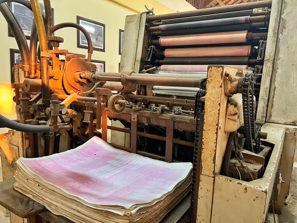 A partir del ardiente deseo de eliminar los billetes de la piastra de Indochina francesa de Vietnam, los primeros billetes nacieron con un significado especial, convirtiéndose en un arma para luchar en términos económicos, financieros y monetarios. Todos los billetes tienen números arábigos, Quoc Ngu (el nuevo sistema de escritura basado en los caracteres latinos), caracteres chinos, laosianos y khmer que indican la denominación, firmados por el Ministro de Finanzas y el director del Tesoro Central. Por lo tanto, además del nombre "billete del tío Ho", la gente también lo llama "billete financiero". El 5 de junio de 1951, el Presidente Ho Chi Minh firmó un decreto para establecer el Banco Nacional de Vietnam y emitir billetes. (Foto: Vietnam+) 117