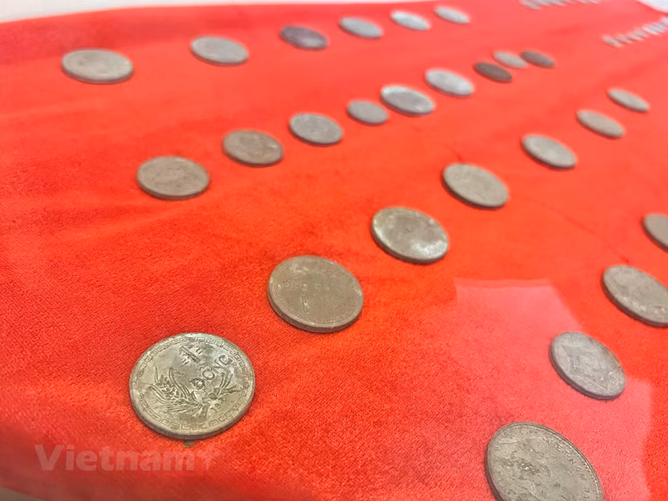 En la antigua fábrica de impresión de dinero de Chi Ne, los trabajadores utilizaban máquinas fabricadas en Japón con un sistema de cables eléctricos en su interior para imprimir los billetes. En el período de 1945-1976, también se usaron popularmente las monedas de diferentes denominaciones emitidas por el Ministerio de Finanzas y el Banco Nacional de Vietnam. Las monedas de metal en Vietnam estaban hechas generalmente de cobre en el pasado. Desde el período colonial francés hasta la fecha, el "bronce" ha pasado de ser el nombre de un metal a ser parte de la moneda oficial en Vietnam, independientemente del material utilizado para hacerla. (Foto: Vietnam+)