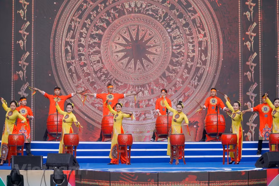 Variados programas artísticos atractivos se interpretaron en la ceremonia inaugural del Festival de la Juventud del Sudeste Asiático 2022 en Hanoi. En sus palabras, el vicepresidente del Comité Popular municipal, Chu Xuan Dung, destacó los esfuerzos de la Unión de Jóvenes Comunistas Ho Chi Minh en la promoción del espíritu voluntario de la juventud en la implementación de diversas actividades y tareas significativas en respuesta al acontecimiento deportivo regional. Además, enfatizó que la organización de este festival refleja el papel y la responsabilidad de la asociación en el despliegue de las misiones políticas de la capital vietnamita. Por su parte, Chu Hong Minh, secretaria de la Unión, expresó el deseo de que el programa se convierta en una puerta para conectar a la juventud de los países del Sudeste Asiático (Foto: Vietnam+) 