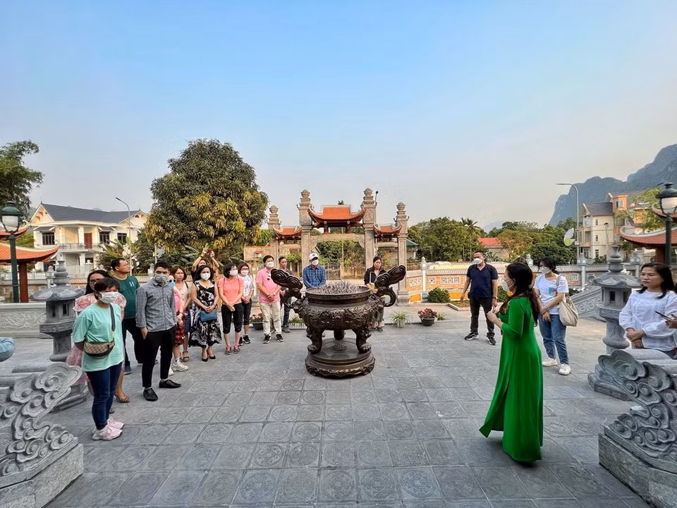 Gracias en parte a las grandes contribuciones del patriota Do Dinh Thien, se estableció la primera fábrica de impresión de dinero de Vietnam. Por lo tanto, se construyó un área conmemorativa dentro de la planta para recordar a este leal vietnamita, cuadros y empleados que trabajan en la planta. Al llegar al destino actual, los visitantes pueden contemplar los artefactos de una época difícil pero heroica del país indochino. En la primera fábrica de impresión de dinero de Vietnam, se produjo un billete con la imagen del Tío Ho con la denominación más grande de 100 dong vietnamitas. Esta planta no solo tuvo una gran importancia política, sino que también contribuyó a eliminar los billetes de la piastra de Indochina francesa del país. (Foto: Vietnam+) 