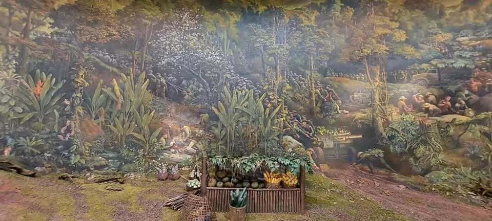 Jóvenes artistas trabajaron a lo largo de tres años en la pintura panorama sobre la Campaña de Dien Bien Phu en el Museo de la Victoria de esa histórica batalla, en la provincia norteña de Dien Bien. La muestra cuenta con una longitud de 132 metros, una altura de más de nueve metros y una cúpula. Su superficie total incluye dos mil 500 metros cuadrados de pintura y 700 metros cuadrados de instalación. La obra épica comprende cuatro mil 500 personajes y acrecienta su valor por representar el panorama del campo de batalla en Dien Bien en diferentes etapas, desde finales de 1953 hasta la victoria el 7 de mayo de 1954. (Foto: Vietnam+) 
