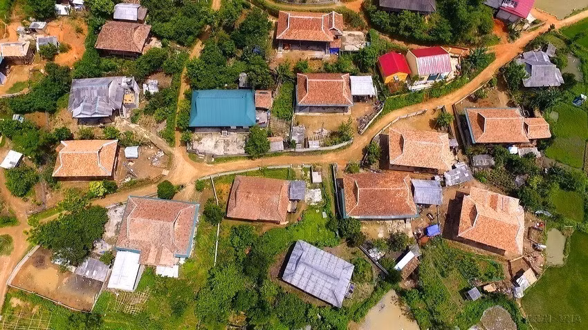 Casas cubiertas con techos de teja y metal (Foto: VNA)