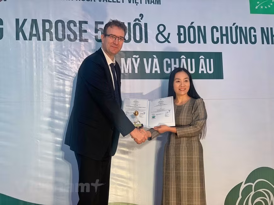 La organización Control Union, que se centra en desarrollar servicios en torno a la sostenibilidad de las cadenas de suministro, presenta certificados de producción orgánica a la empresa Rosa Valley Vietnam, que posee la granja Karose Garden, en Hanoi. (Foto: VNA)