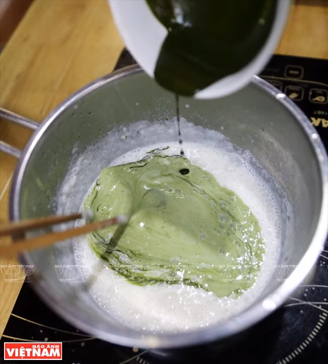 Leche, leche condensada, jugo de coco y gelatina se utilizan para preparar el líquido colorante (Foto: VNA)