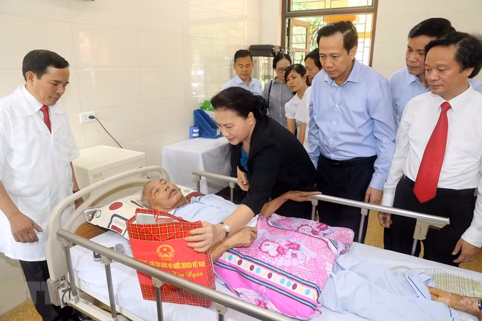 La presidenta de la Asamblea Nacional, Nguyen Thi Kim Ngan, visitó y entregó regalos a inválidos de guerra y soldados enfermos (Fuente:VNA)