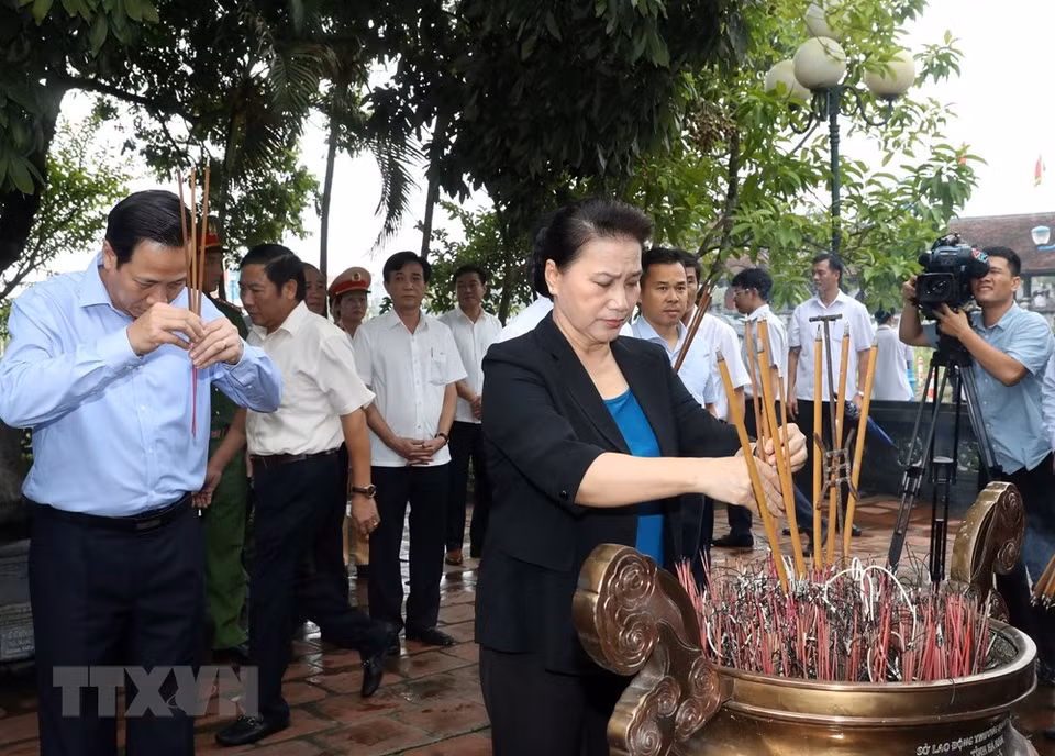La presidenta de la Asamblea Nacional, Nguyen Thi Kim Ngan, visitó y entregó regalos a inválidos de guerra y soldados enfermos (Fuente:VNA)