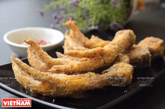 Patas de pollos fritas con sal (Foto: VNA)