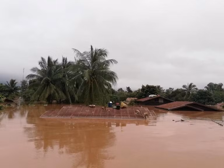 Cinco mil millones de metros cúbicos de agua fueron liberados inundando 10 aldeas en la baja cuenca y aislando totalmente el distrito de Sanamxay (Fuente:Attapeu Today)