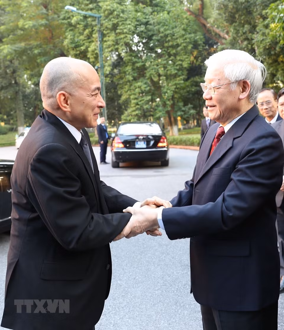 El secretario general del Partido Comunista y presidente vietnamita, Nguyen Phu Trong, recibió al Rey Norodom Sihamoni (Fuente: VNA)
