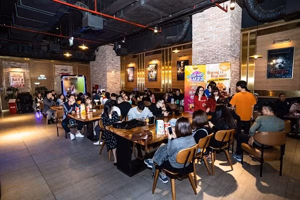 Los niños vuelven a la escuela, la gente regresa a sus trabajos, los restaurantes reabren y las calles se llenan nuevamente de personas, por tanto, se puede decir que la vida cotidiana ha vuelto a la normalidad en todo el territorio de Vietnam. La vida normal de los vietnamitas hoy día es un sueño para muchos países que todavía enfrentan la compleja evolución de la pandemia. Aquí los centros comerciales llenan de visitantes, incluso en días hábiles, los turistas extranjeros acuden a la calle de Ta Hien, en el casco antiguo de Hanoi, mientras los jóvenes vuelven al cine. (Fuente: VietnamPlus)