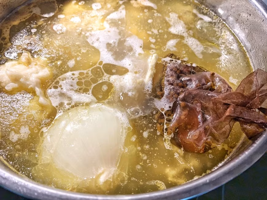 Quitar las grasas e impurezas cuando aparezcan. Pasado este tiempo, añadir las chalotas, la bolsita con las especias, la sal, la salsa de pescado y el azúcar. Remover y dejar cocinar otras 2 horas más. Pasadas las 2 horas, retirar la carne y la dejarla enfriar completamente en un bol con agua, para evitar que se oscurezca. Cuando la carne esté completamente enfriada, cortarla con cuidado ya que se rompe fácilmente. Para preparar el bol: coger una ración de tallarines de arroz y escaldar en agua hirviendo durante 15 segundos. Luego ponerlos en el bol. Colocar las carnes encima. El Pho (Phở) de Hanoi se ha convertido en la “ tarjeta de presentación” de la culinaria vietnamita en el mundo y ha contribuido a introducir a esta ciudad en la lista de los 10 destinos más atractivos de Asia para disfrutar de comida callejera. (Fuente: VietnamPlus)