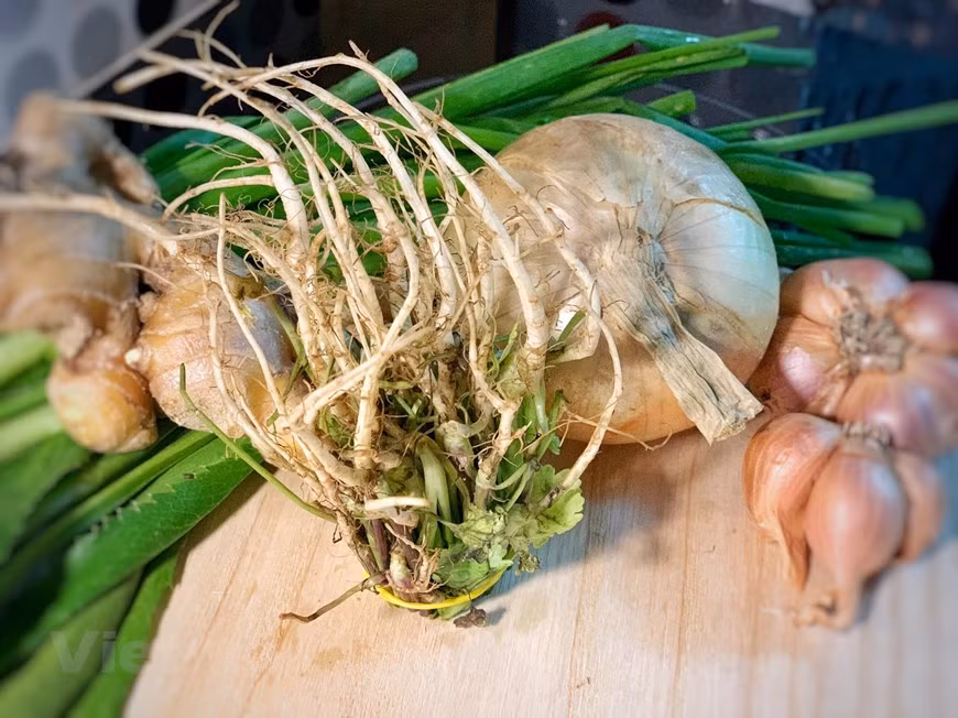 Para el bol de Pho Bo, necesitas 400 gramos de tallarines de arroz (o sea un paquete), 200 gramos de carne de ternera, una cebolla, dos cebolletas y 10 gramos de cilantro. También puedes añadir brotes de soja, albahaca tailandesa, hojas de culantro o coriandro, rodajas de limón, salsa Sriracha y salsa Hoisin. Primero tienes que hidratar los tallarines de arroz al menos durante 1 hora. Cocinar al grill la cebolla, chalota, jengibre, canela y anís estrellado. Con la ayuda de un cuchillo quitar las partes más quemadas dejando un poquito. Reservar para luego. Tostar las especias. Ponerlas en una bolsita de infusión y reservar para luego. (Fuente: VietnamPlus)