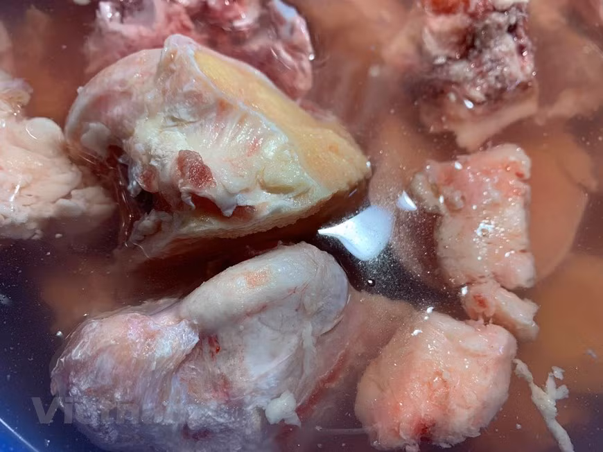 Si hay un plato vietnamita que todos los visitantes recuerdan con cariño es el Pho Bo: una deliciosa sopa de ternera! Si le apetece aprender a preparar la sopa más rica de Vietnam… aquí tienes la receta de Pho Bo! Para la sopa, prepara 2,5 litros de agua, 1 kilo de huesos de ternera, 300 gramos de morcillo de ternera, 4 chalotas, 1 cebolla grande, 1 trozo de jengibre, 5 cucharadas de salsa de pescado, 1/2 cucharada de sal, 1 cucharada de azúcar. Para acompañar, puedes añadir brotes de soja, albahaca tailandesa, hojas de culantro o coriandro, rodajas de limón, salsa Sriracha y salsa Hoisin. (Fuente: VietnamPlus)