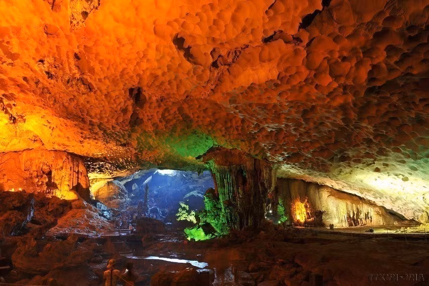 La cueva Sung Sot, con su majestuosa belleza geológica, supera la imaginación humana. (Fuente: VNA)