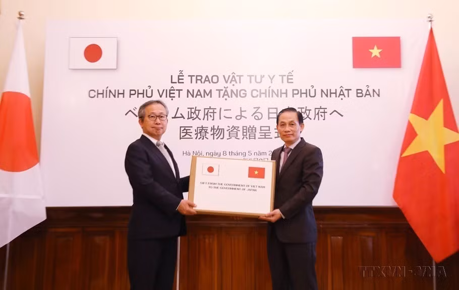 El Ministerio de Relaciones Exteriores celebró una ceremonia de entrega de suministros médicos del Gobierno vietnamita para apoyar al Gobierno y al pueblo japonés en la prevención y lucha contra la pandemia de la COVID-19 (8 de mayo de 2020). (Fuente: VNA)