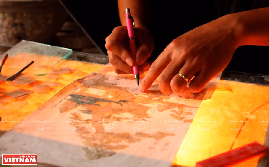 Los creadores dibujan prototipos en papel antes de tallar en madera (Fuente: VNA)