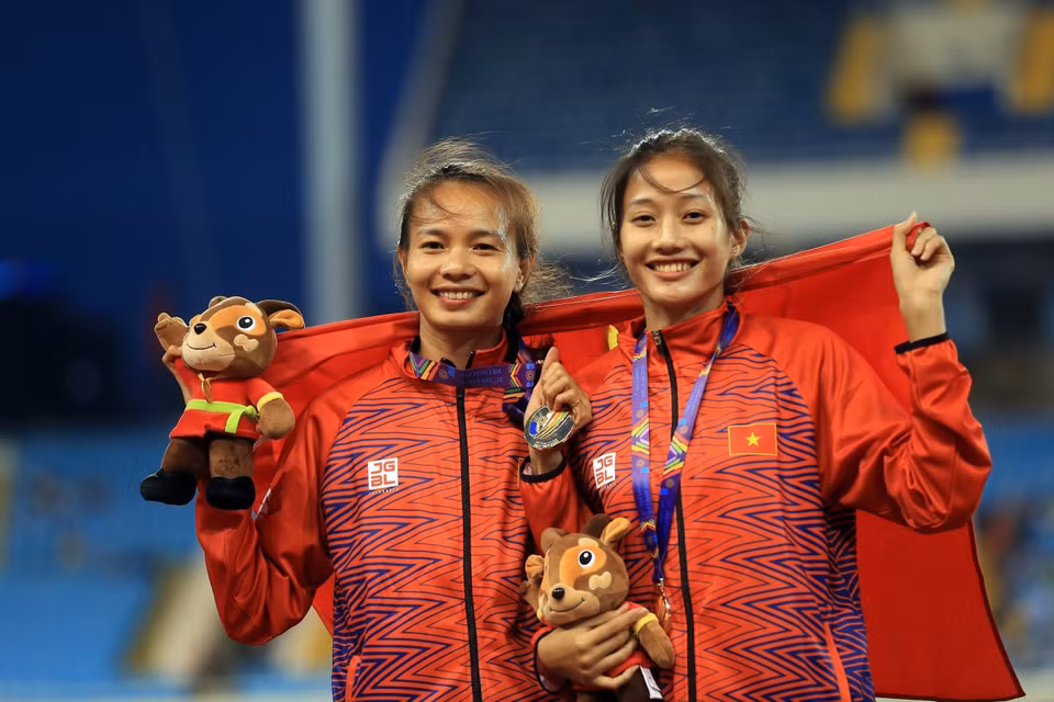 Pham Thi Diem (en la izquierda) conquistó una presea dorada en el evento de salto de altura al superar 1,78 metros; y Pham Quynh Giang recibió una medalla de bronce (Foto: VNA)