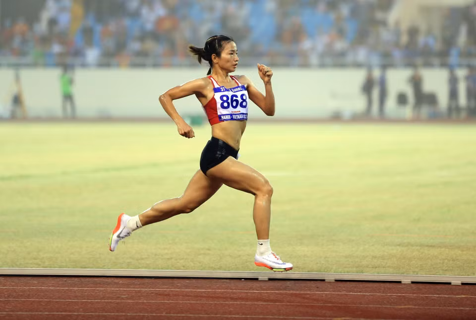 Nguyen Thi Oanh en la carrera de 5000 metros femenino se llevó la medalla de oro con un tiempo de 16 minutos 44 segundos 06 centésimas (Foto: VNA)