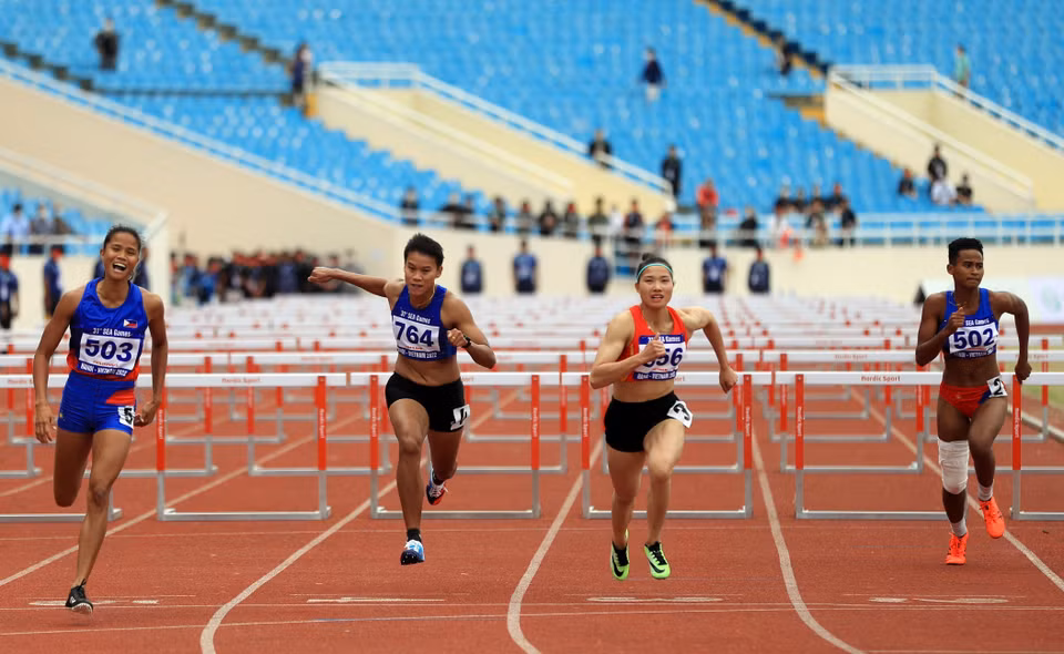 Nguyen Linh Na, quien se adueñó de una medalla de oro en el evento, en la carrera de 100 metros con vallas de heptatlón femenino (Foto: VNA)