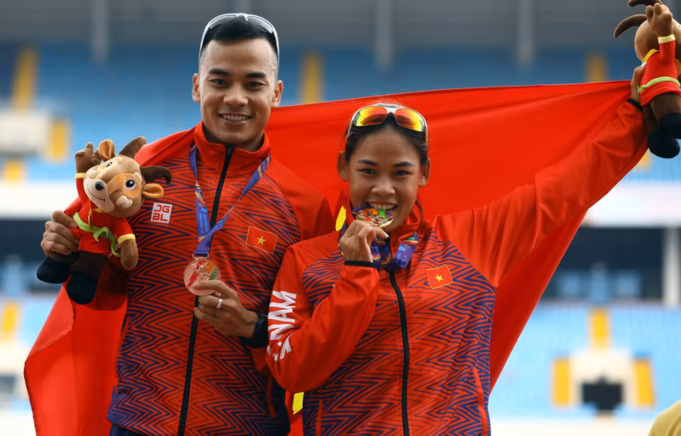 Nguyen Thi Thanh Phuc y su hermano recibieron la medalla de oro y de bronce en los eventos de marcha de 20 kilómetros femenina y masculina, respectivamente (Foto: VNA)