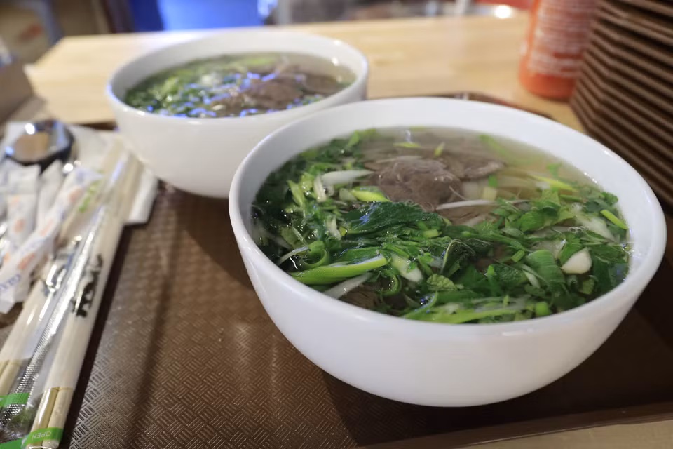 Pho Bo (sopa de fideos de arroz con lonchas de ternera) constituye el plato principal en el menú de los restaurantes vietnamitas o de comida asiática en Izhevsk. (Foto: VNA)