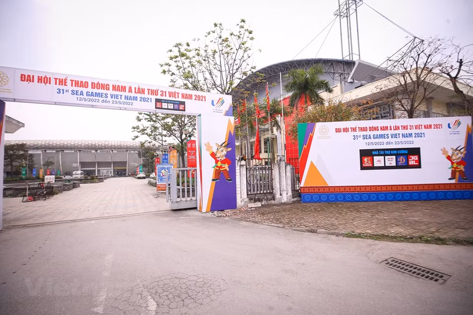 A propósito de los SEA Games 31, las unidades de construcción e instalación han ultimado los trabajos de preparación para las competencias, previstas a efectuarse en el gimnasio de Hoai Duc en Hanoi. La mayor cita deportiva regional se iniciará el 6 de mayo con los partidos de fútbol y comenzará oficialmente las competencias en casi 50 deportes después de la ceremonia de apertura que se celebrará el 12 de mayo, en el Estadio Nacional My Dinh. Los SEA Games 31 tendrán lugar en Hanoi y otras 11 localidades vecinas. La delegación deportiva vietnamita está integrada por un total de mil 341 miembros, incluidos 951 atletas. (Foto: Vietnam+) 