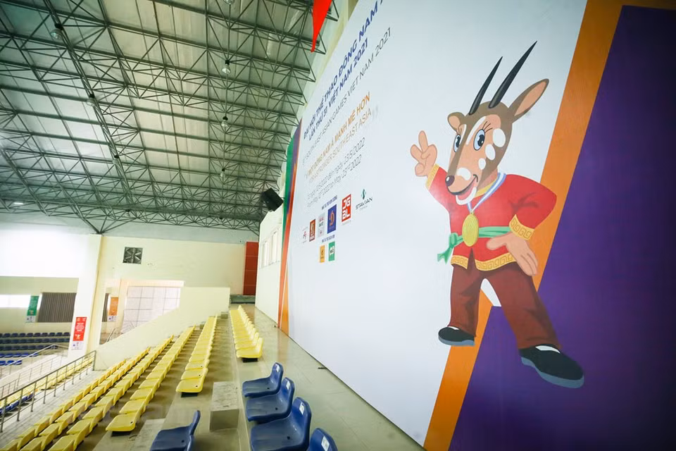 Las autoridades del distrito de Hoai Duc en Hanoi se empeñan en concluir las últimas fases del proyecto de remodelación del gimnasio homónimo para acoger las competencias de kurash y judo. Según lo programado, la mayor cita deportiva regional acontecerá del 12 al 23 de mayo en Hanoi y otras 11 ciudades y provincias. Vietnam aspira a ganar 140 medallas de oro y liderar la clasificación por países en los SEA Games 31. También proyecta ganar 77 medallas de plata y 71 de bronce en la cita deportiva regional, que se organiza cada dos años con la participación de miles atletas procedentes de 11 países del Sudeste Asiático. (Foto: Vietnam+) 