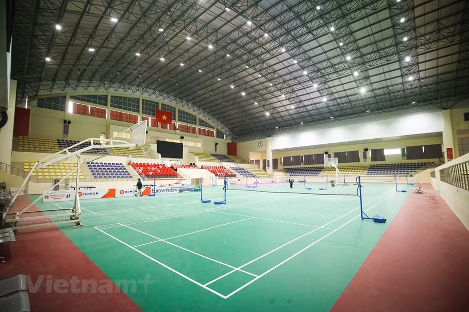 En los últimos días se aceleró la restauración del gimnasio de Hoai Duc para garantizar la organización con éxito de las competencias de kurash y judo correspondientes a los XXXI Juegos Deportivos del Sudeste Asiático (SEA Games 31). Las luchas de kurash acontecerán del 10 al 11 de mayo, mientras que las de Judo se llevarán a cabo del 18 al 22 del mismo mes. Hanoi albergará las competencias de 18 deportes en 15 lugares. Los SEA Games 31, con el lema "Por un Sudeste Asiático más fuerte", ocurrirán del 12 al 23 de mayo en Hanoi y 11 localidades cercanas, y contarán con 40 disciplinas, de las cuales 36 fueron aprobadas por el Comité Directivo Nacional para los Juegos Deportivos regionales. (Foto: Vietnam+)