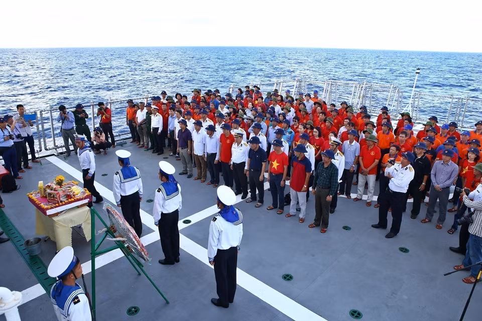 Rinden homenaje en el distrito insular de Truong Sa (Spratly) a los héroes y mártires, que cayeron por proteger la soberanía del país sobre los mares e islas (Fuente: VNA)