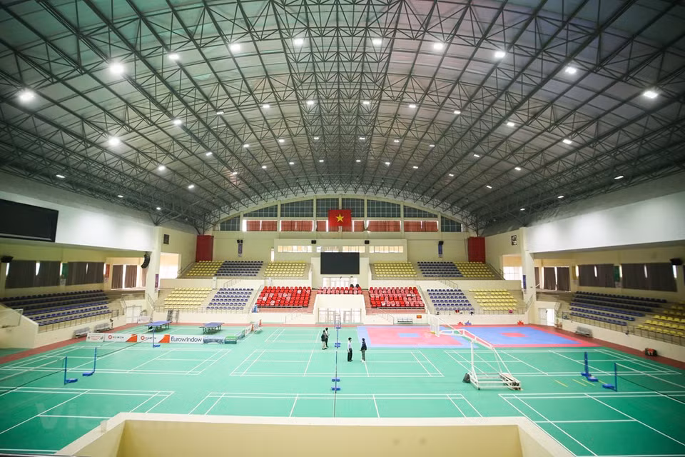 Más del 80 por ciento del plan trazado sobre la preparación de la infraestructura del gimnasio Hoai Duc, ha logrado completarse hasta la fecha. Hanoi se ha esforzado por garantizar el suministro completo de los servicios de logística, transporte, turismo, atención médica durante los SEA Games 31. La capital planea desplegar otros 129 autobuses con 714 viajes adicionales por día en 55 rutas para satisfacer la creciente demanda de pasajeros en los lugares sedes de los eventos deportivos. Igualmente, se han impulsado en Hanoi la decoración de calles y saneamiento ambiental, además de concientización a los pobladores sobre la promoción del estilo de vida civilizado para mantener el entorno limpio y mostrar la hospitalidad hacia los visitantes y deportistas que llegarán a la ciudad en ocasión del evento. (Foto: Vietnam+) 