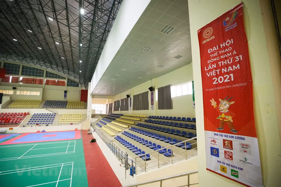 En el interior del gimnasio de Hoai Duc, se han reparado e instalado todos los equipos al servicio de las competencias de los SEA Games 31. La capital Hanoi se ha coordinado con los ministerios de Seguridad Pública y Transporte para garantizar la seguridad de los viajes de las delegaciones con el fin de promocionar la imagen de la ciudad como un destino atractivo, seguro y amigable. Los SEA Games 31 se llevarán a cabo del 12 al 23 de mayo en Hanoi y otras 11 ciudades y provincias. Se trata de la segunda ocasión que Vietnam organiza los SEA Games, luego de la edición de 2003. Más de 13 mil atletas, entrenadores y personal asociado, participarán en el evento deportivo. (Foto: Vietnam+) 