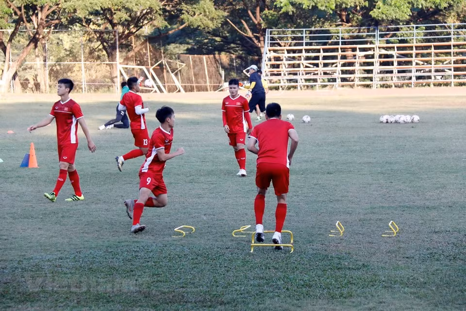 Equipo nacional de fútbol de Vietnam entrena para primer partido contra Laos en AFF Suzuki Cup (Fuente: VNA)