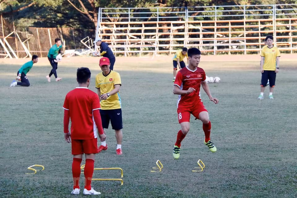 Equipo nacional de fútbol de Vietnam entrena para primer partido contra Laos en AFF Suzuki Cup (Fuente: VNA)