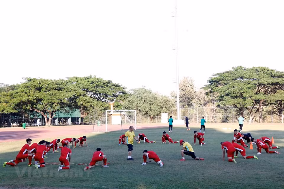 Equipo nacional de fútbol de Vietnam entrena para primer partido contra Laos en AFF Suzuki Cup (Fuente: VNA)