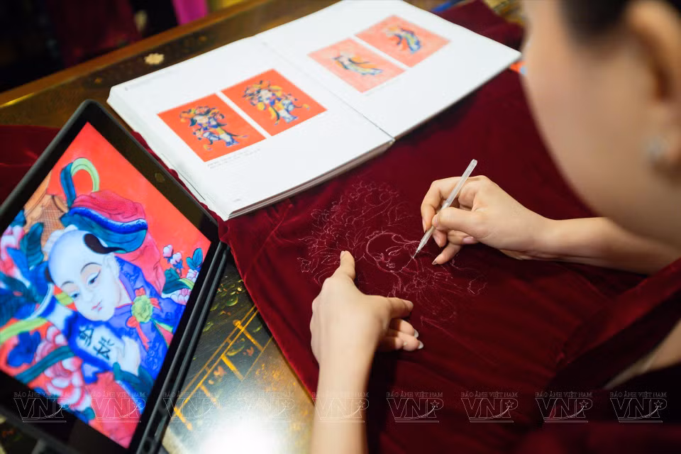 La diseñadora Nguyen Tho Tho con la colección de moda inspirada en pinturas de Dong Ho (Foto: VNA)