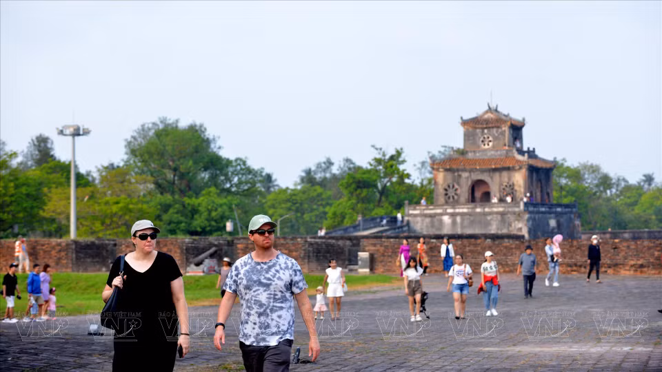 Diversos turistas extranjeros vienen a explorar las murallas de Hue. (Foto: VNA)