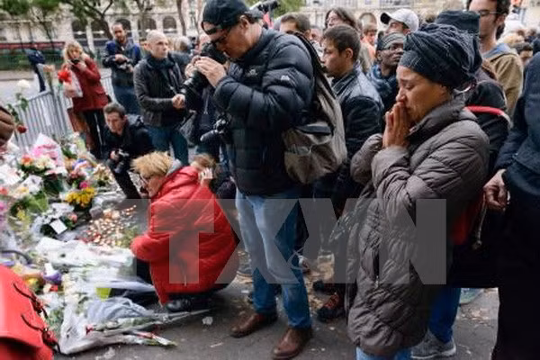 Flores colocados ante el Teatro Bataclan (Fuente: Kyodo/VNA)