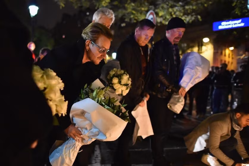 U2 coloca flores en el pavimento cerca del Teatro Bataclan (Fuente: Time)