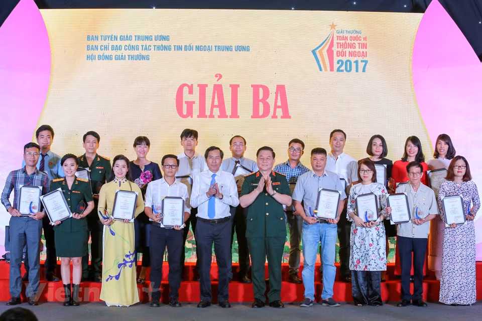 El presidente de la Asociación de Periodistas de Vietnam, Thuan Huu, otorga premios de tercer lugar (Fuente: VNA)