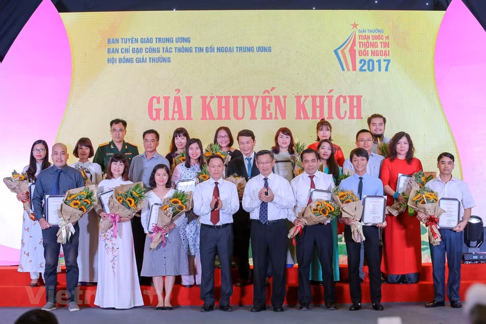 El acto de entrega de premios se efectúa en la sede de la Agencia Vietnamita de Noticias (Fuente: VNA)