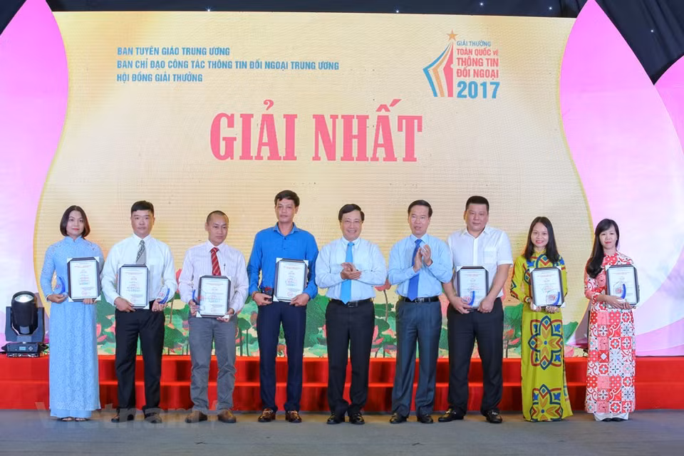 El vicepremier y canciller, Pham Binh Minh, entrega el primer premio (Fuente: VNA)
