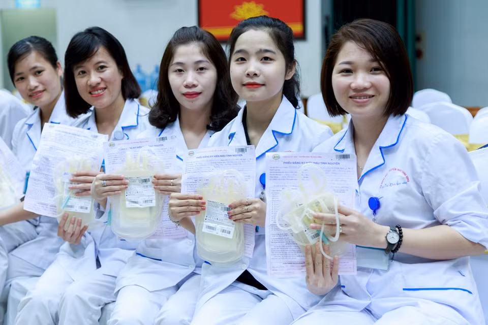 Bajo el lema “Donar la sangre – Salvar vidas”, el evento fue organizado por el Instituto Nacional de Hematología y Transfusión de Sangre en 17 puntos en Hanoi