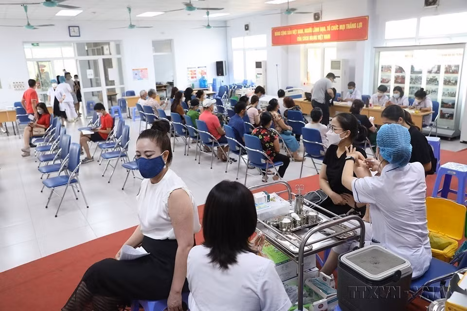 Con el fin de cubrir rápidamente la vacuna contra la COVID-19 y limitar la propagación de la epidemia, los centros de salud del distrito de Hanoi han acelerado la vacunación contra la COVID-19, especialmente las terceras y cuartas dosis para personas (agosto de 2022). (Foto: VNA)