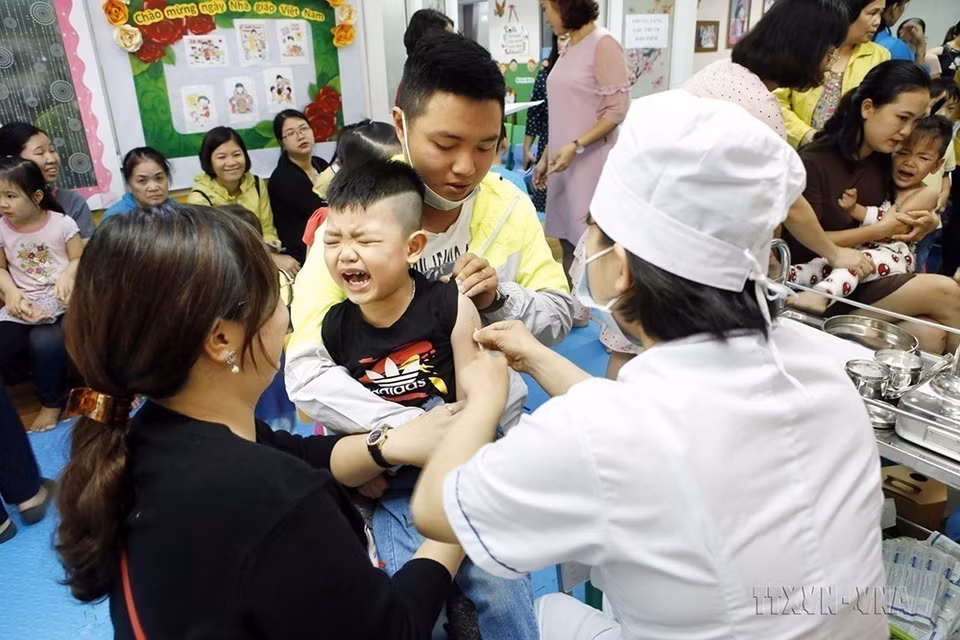 El distrito de Hai Ba Trung (Hanoi) implementó una campaña para complementar la vacuna contra el sarampión y la rubéola en las escuelas de la zona. (Foto: VNA)