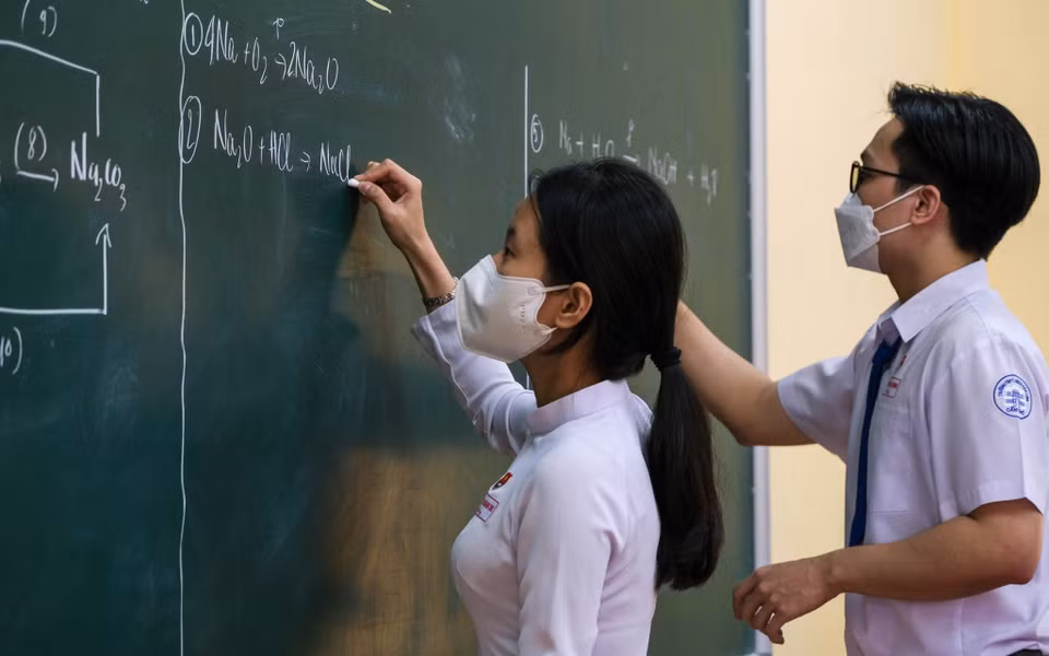 Los alumnos de la escuela preuniversitaria Chau Van Liem, en la ciudad sureña de Can Tho, repasan los conocimientos adquiridos durante el periodo de aprendizaje en línea. (Foto: VNA)