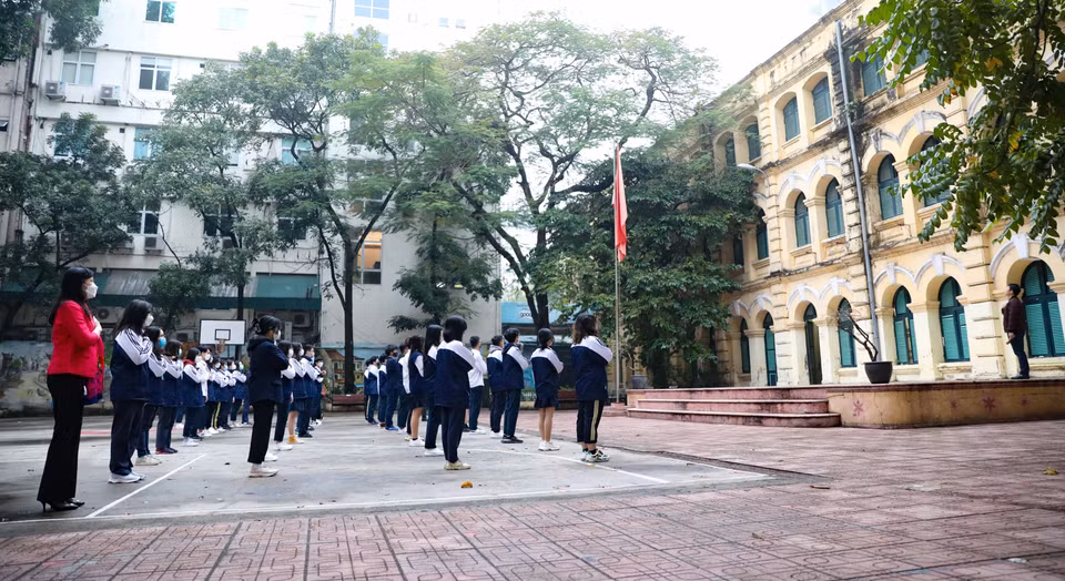 Como en muchas otras escuelas en Hanoi, en la mañana del 7 de febrero, los estudiantes de doceavo grado de la institución preuniversitaria Viet Duc regresaron a la escuela. En la foto: Los alumnos participan en la primera ceremonia de saludo a la bandera del Año del Tigre 2022. (Foto: VNA)