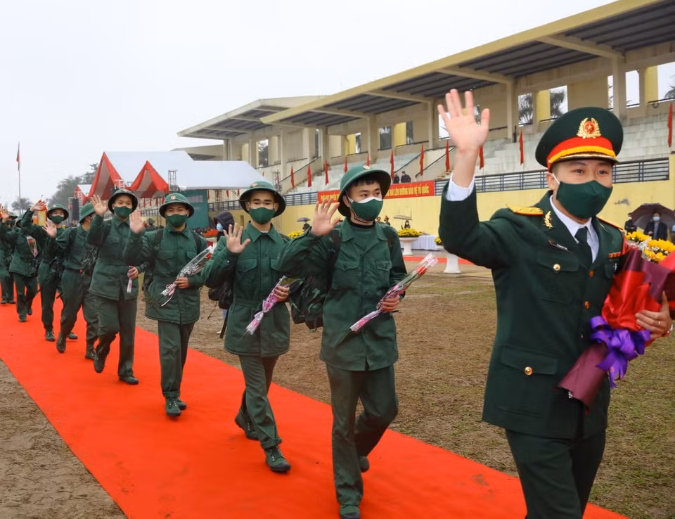 Los jóvenes en el distrito de Dong Anh, en Hanoi, parten a realizar sus servicios militares (Foto: VNA)